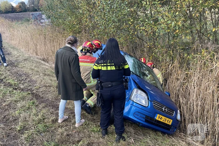 Auto belandt in sloot na botsing met vrachtwagen