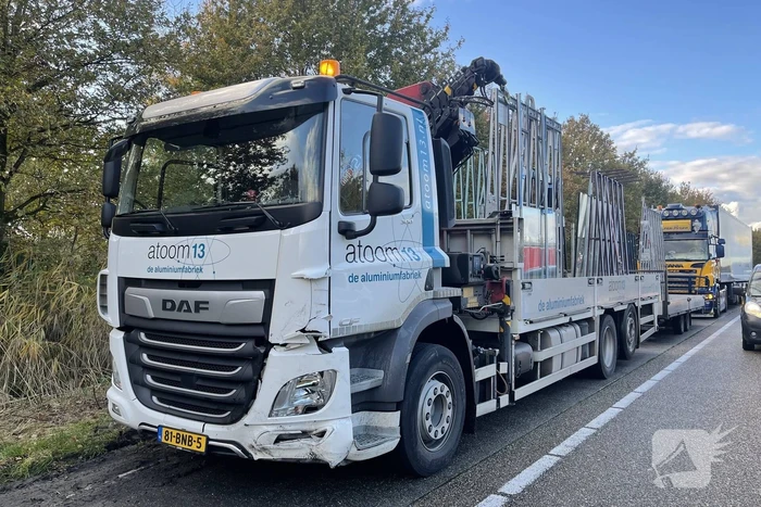 Auto belandt in sloot na botsing met vrachtwagen