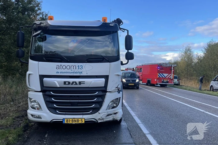 Auto belandt in sloot na botsing met vrachtwagen