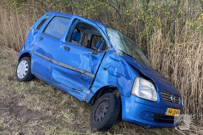 Auto belandt in sloot na botsing met vrachtwagen