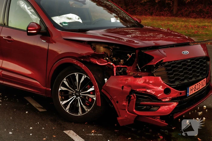 Flinke schade bij ongeval tussen twee auto's