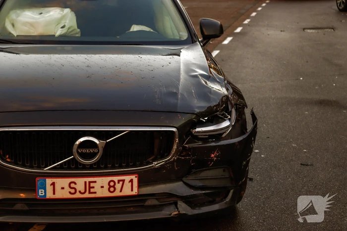 Flinke schade bij ongeval tussen twee auto's