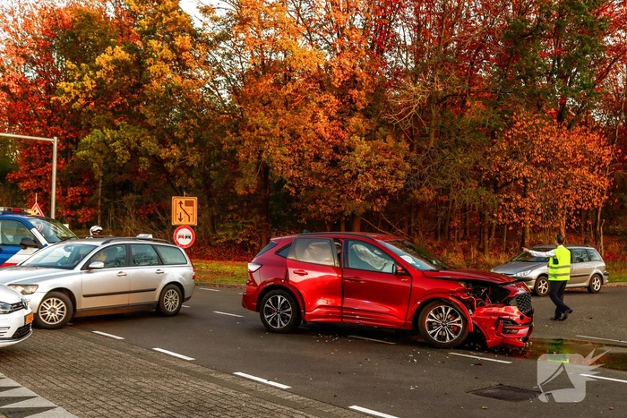 Flinke schade bij ongeval tussen twee auto's