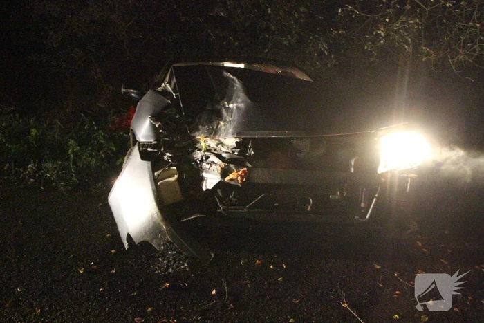 Auto in greppel na botsing met boom