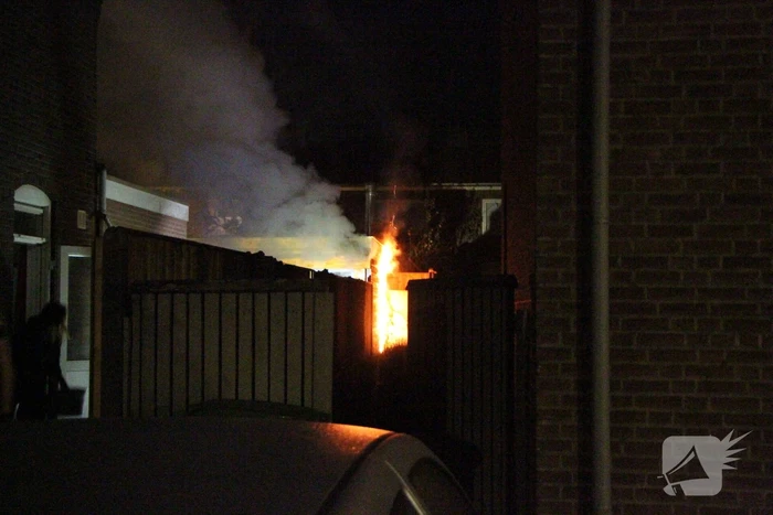 Veel schade door brand in terrasoverkapping