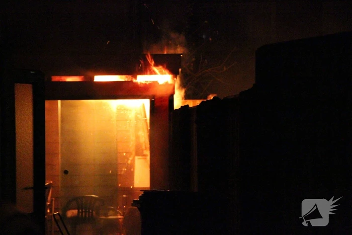 Veel schade door brand in terrasoverkapping