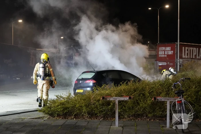 Geparkeerde auto uitgebrand