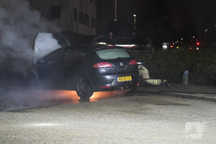 Geparkeerde auto uitgebrand