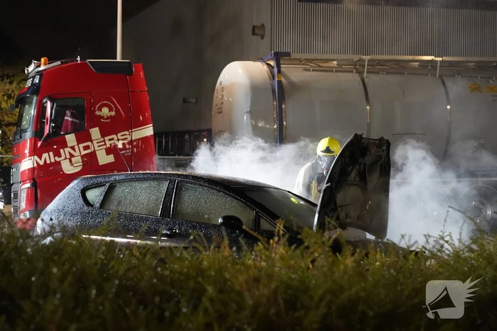 Geparkeerde auto uitgebrand