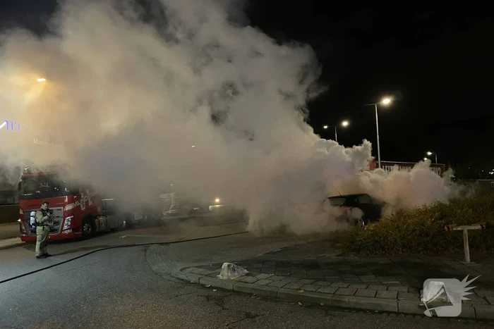 Geparkeerde auto uitgebrand