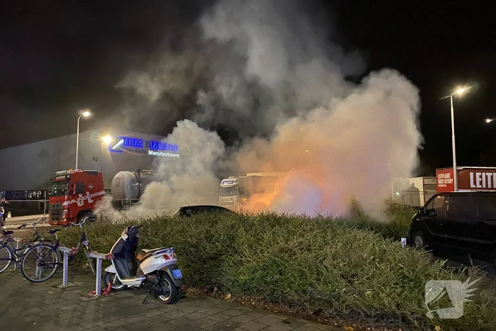 Geparkeerde auto uitgebrand