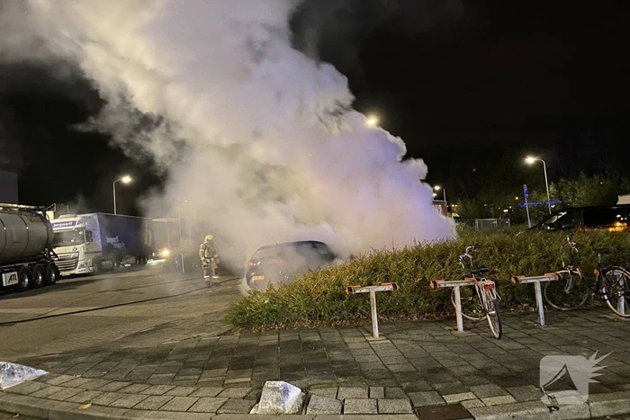 Geparkeerde auto uitgebrand