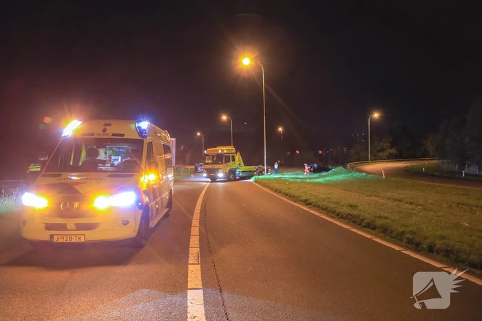 Auto belandt op z'n kop naast snelweg