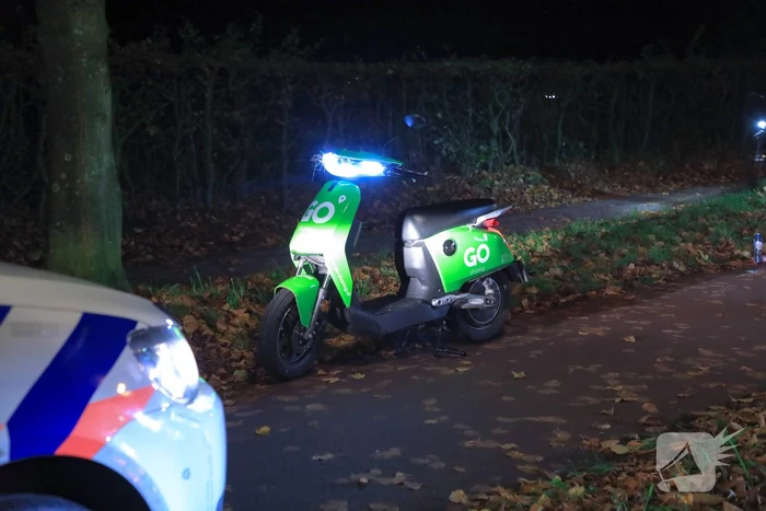 Bestuurder Go Sharing-scooter onderuit op fietspad