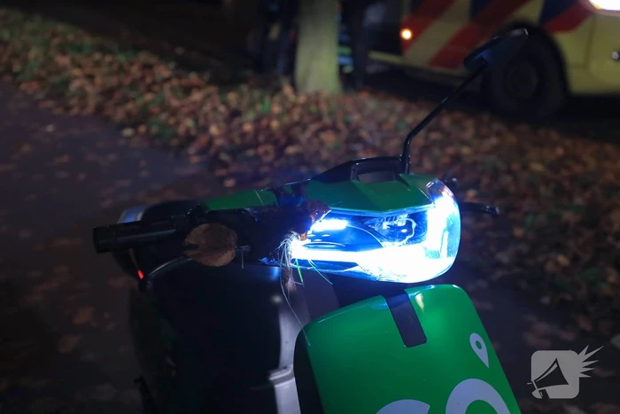 Bestuurder Go Sharing-scooter onderuit op fietspad