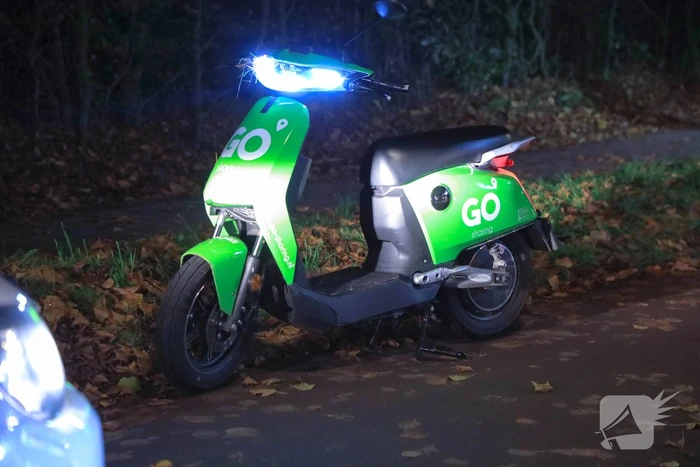 Bestuurder Go Sharing-scooter onderuit op fietspad