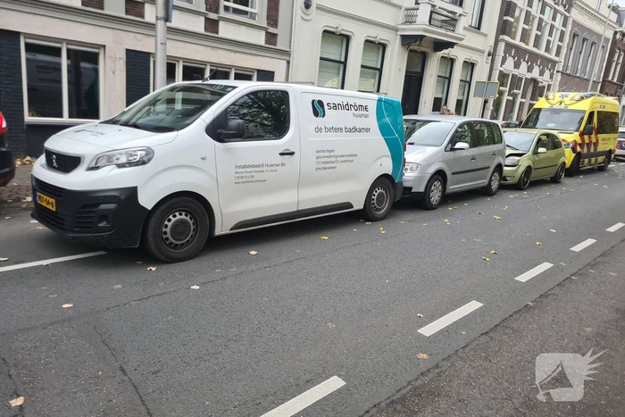 Schade na ongeval tussen drie voertuigen