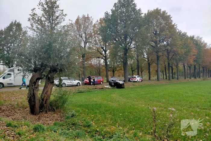 Auto op z'n kant na ongeval