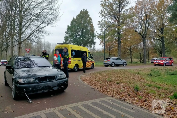 Auto op z'n kant na ongeval
