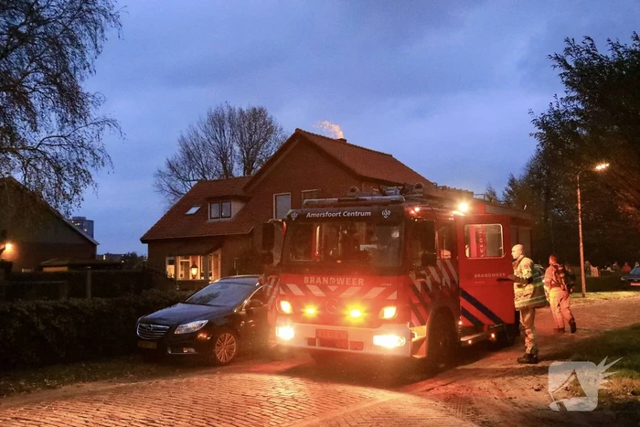 Vonken zichtbaar bij brand in schoorsteen
