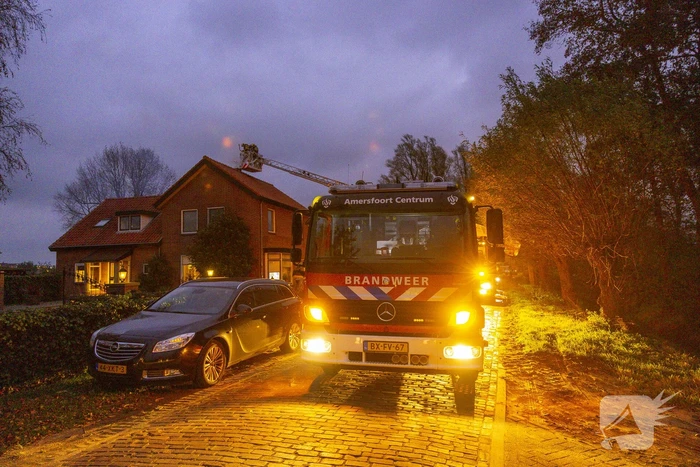 Vonken zichtbaar bij brand in schoorsteen