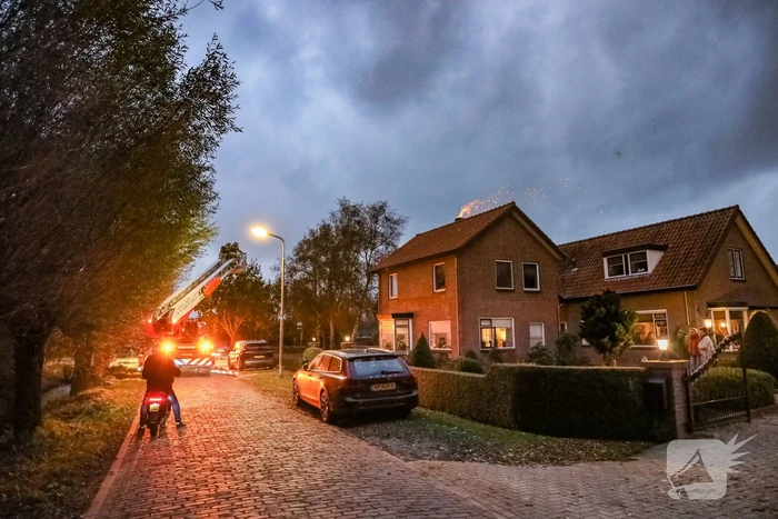 Vonken zichtbaar bij brand in schoorsteen