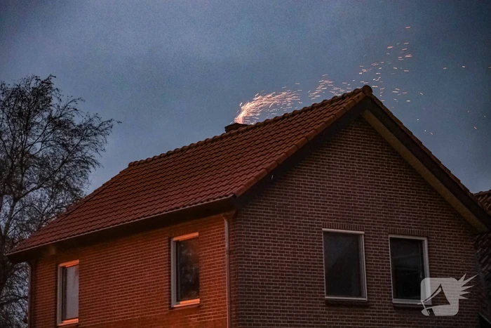 Vonken zichtbaar bij brand in schoorsteen