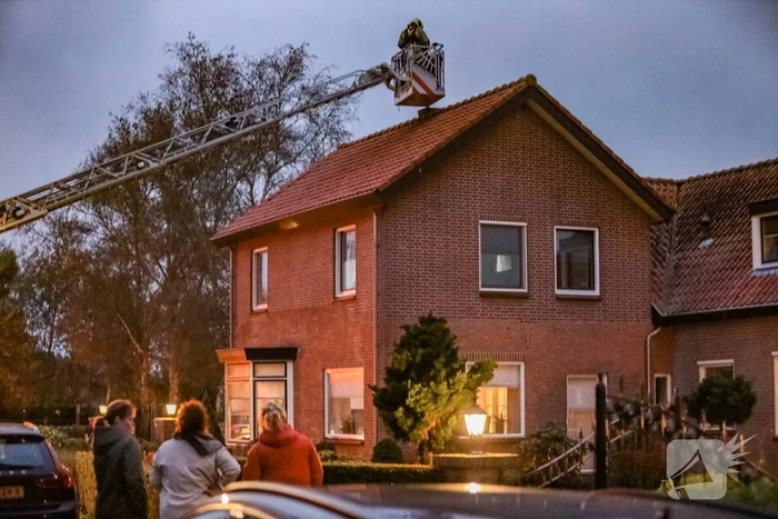 Vonken zichtbaar bij brand in schoorsteen