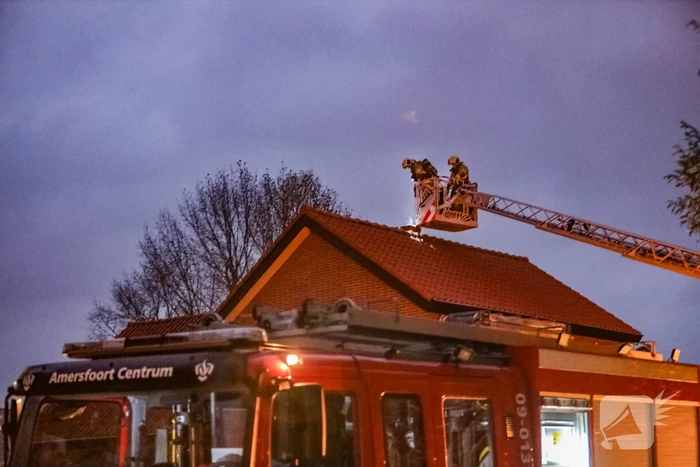 Vonken zichtbaar bij brand in schoorsteen