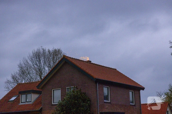 Vonken zichtbaar bij brand in schoorsteen