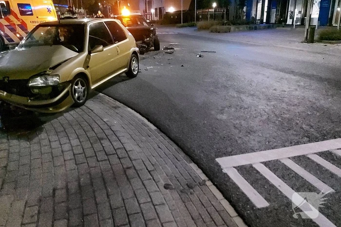 Flinke schade bij aanrijding tussen twee auto's