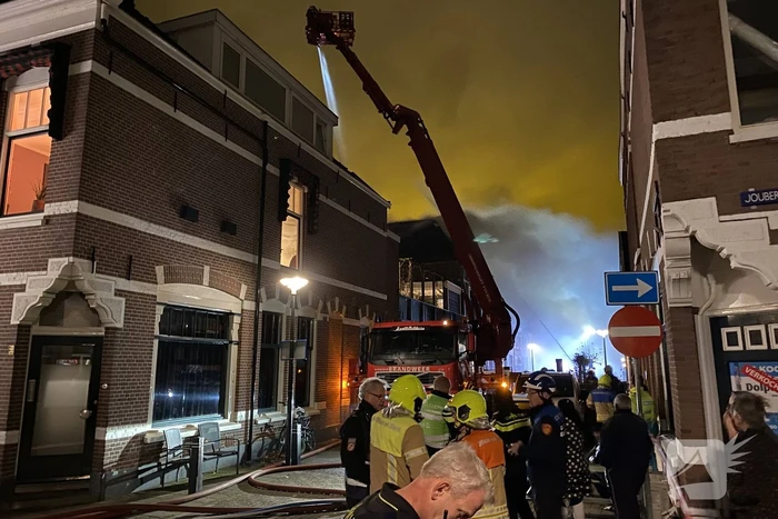 Zeer grote brand op dakterras
