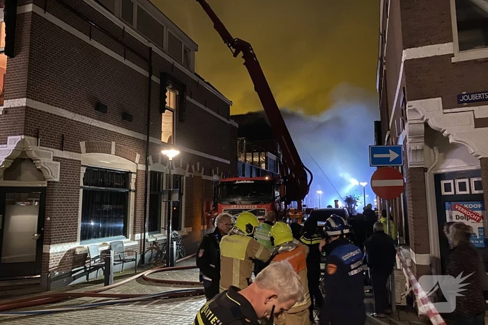 Zeer grote brand op dakterras