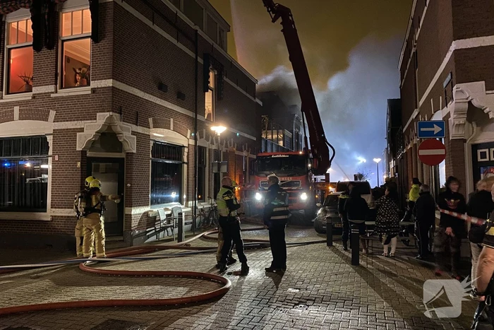 Zeer grote brand op dakterras
