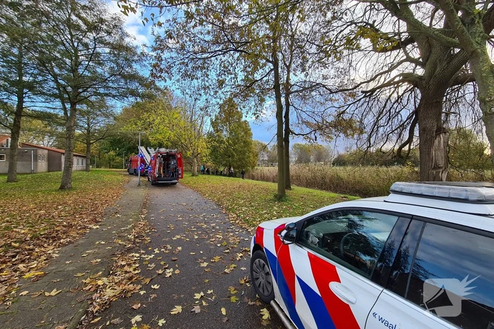 Brandweer haalt persoon uit het water