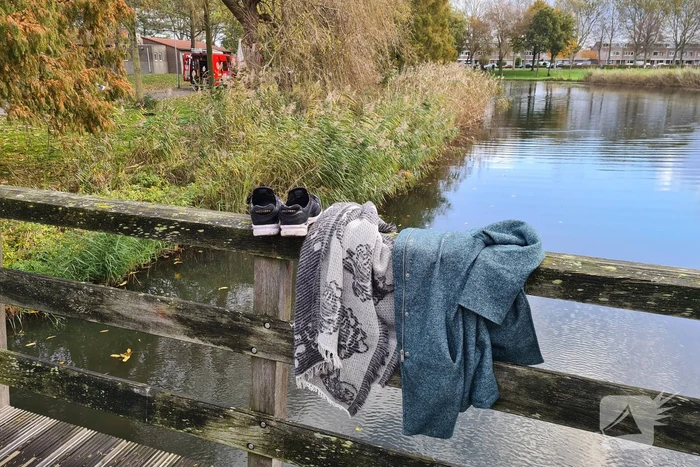 Brandweer haalt persoon uit het water
