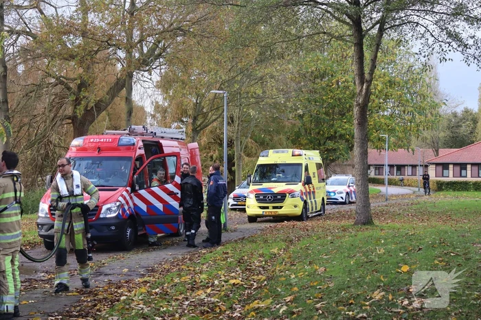 Brandweer haalt persoon uit het water