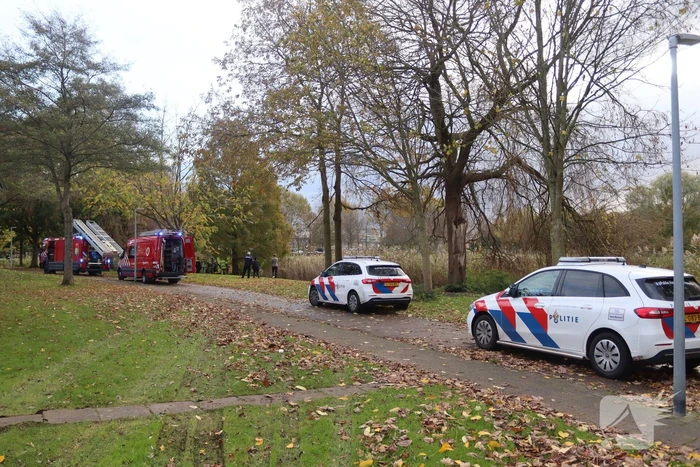 Brandweer haalt persoon uit het water