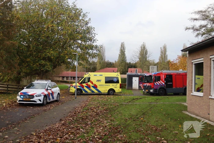 Brandweer haalt persoon uit het water