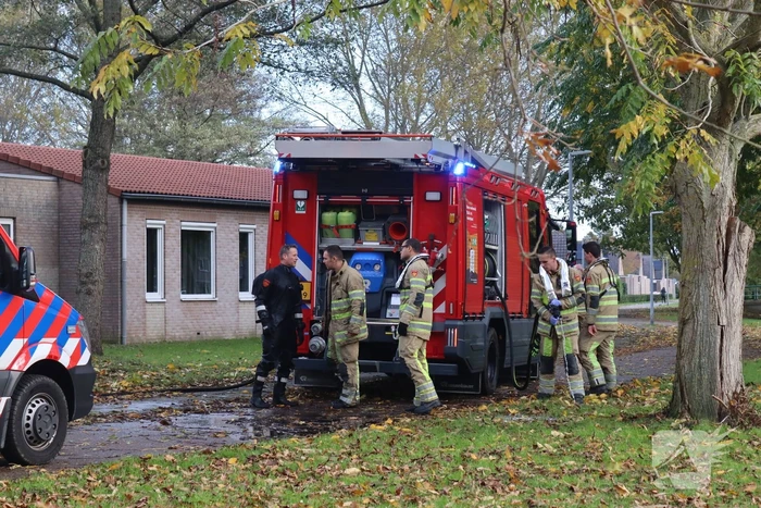 Brandweer haalt persoon uit het water