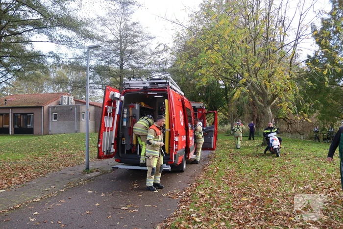 Brandweer haalt persoon uit het water