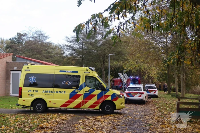 Brandweer haalt persoon uit het water