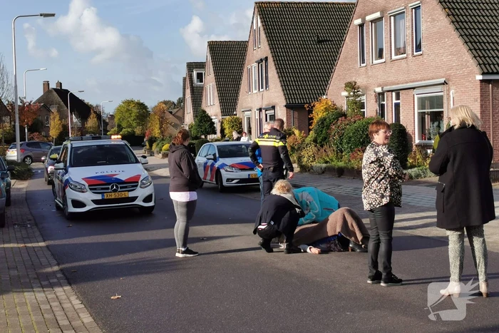 Vrouw fietst tegen openslaande autoportier aan