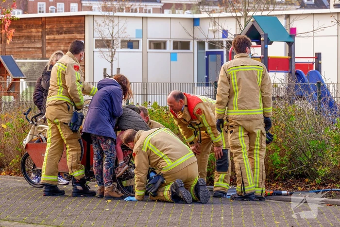 Kind bevrijdt uit bakfiets door brandweer