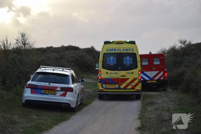 Persoon gered van zandbank door helikopter