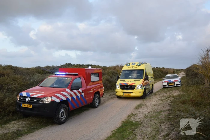 Persoon gered van zandbank door helikopter