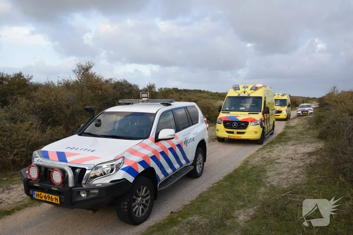 Persoon gered van zandbank door helikopter