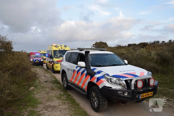 Persoon gered van zandbank door helikopter