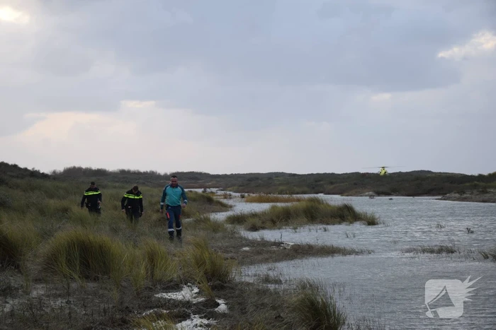 Persoon gered van zandbank door helikopter