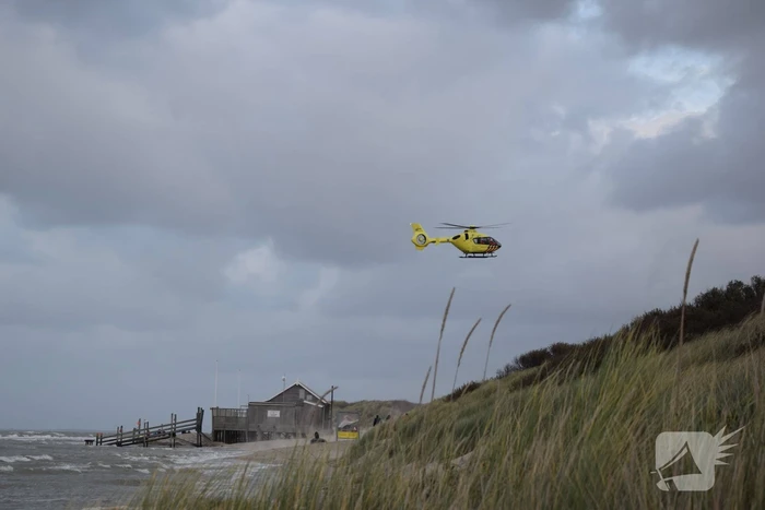 Persoon gered van zandbank door helikopter